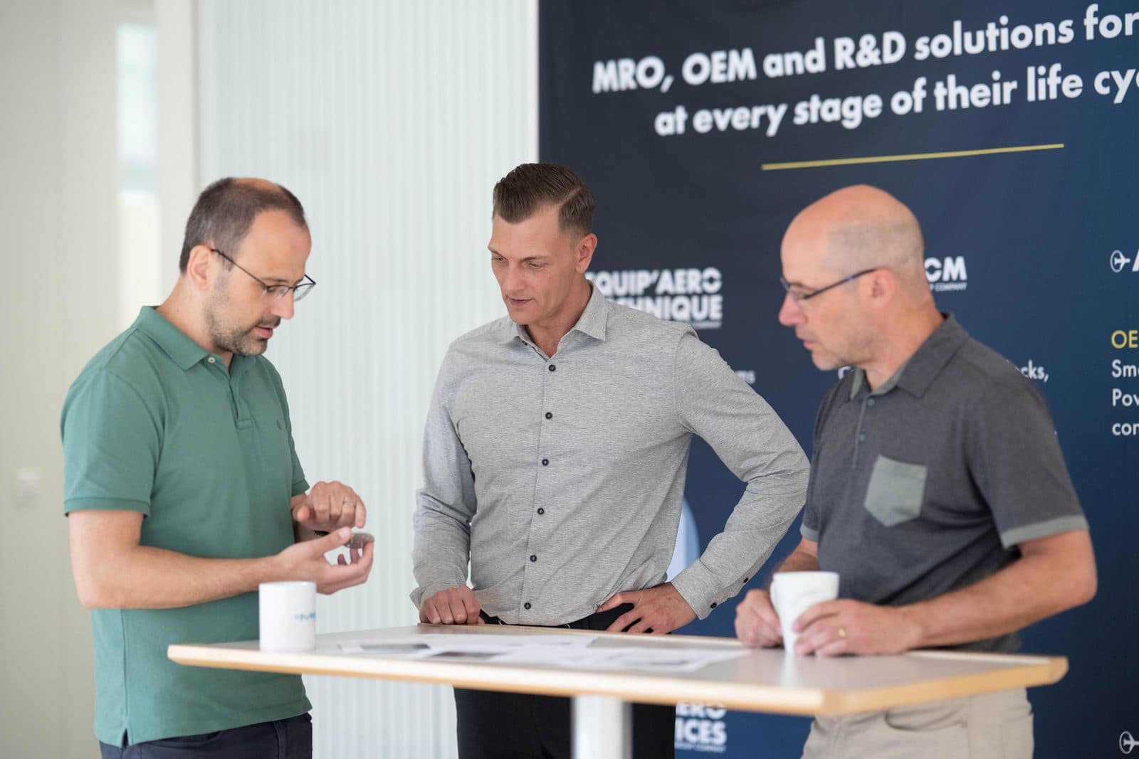 Collaborateurs du Groupe DOMUSA en échange autour d'un stand du groupe