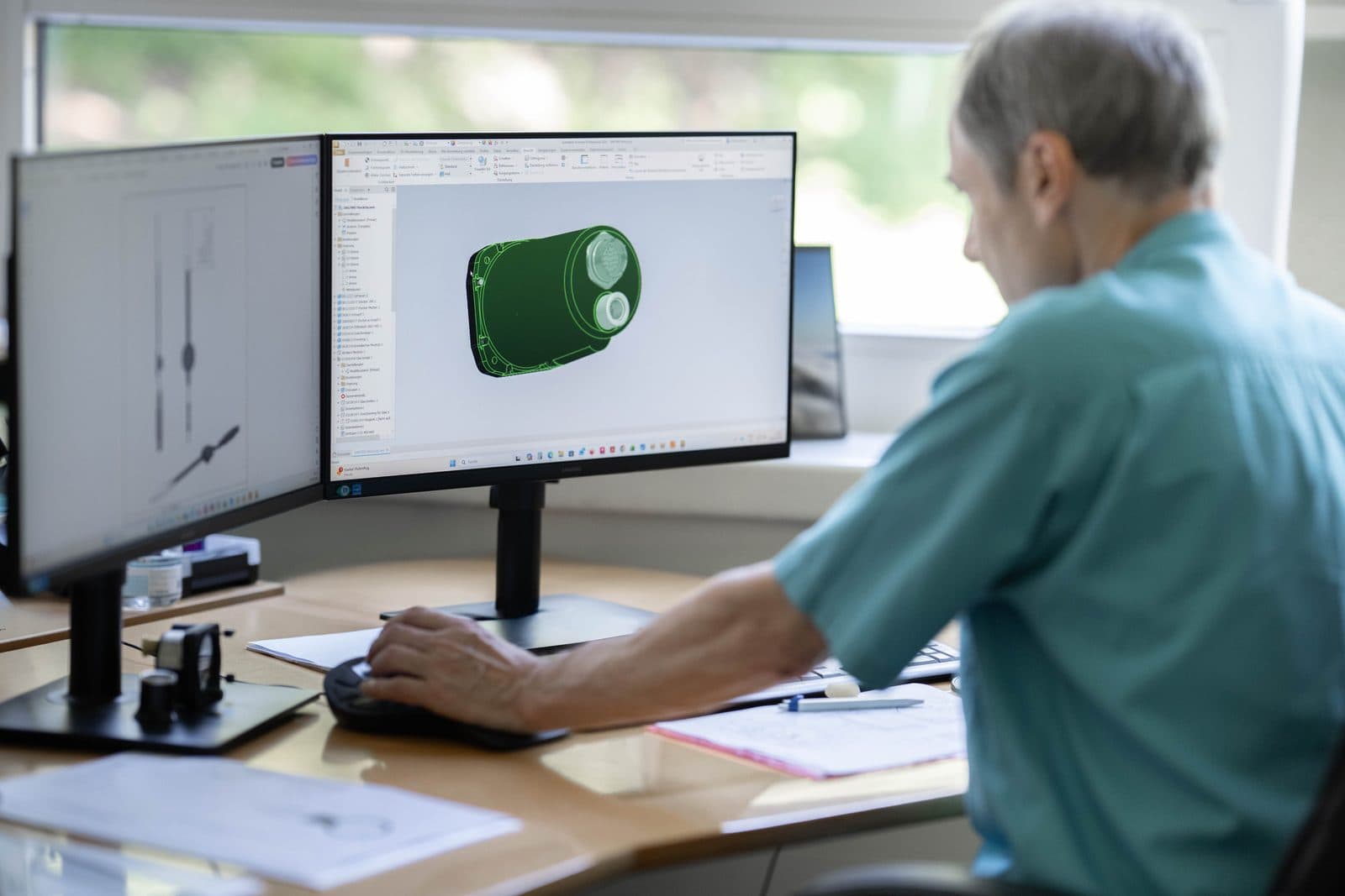 Ingénieur SATHOM concevant un instrument sur une station de conception assistée par ordinateur