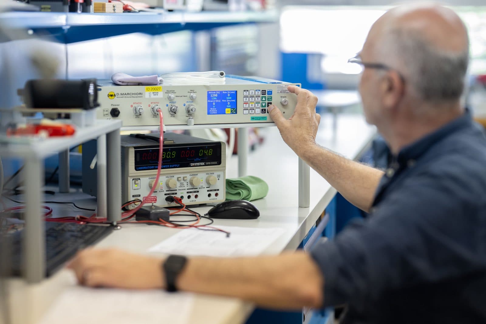Technicien SATHOM étalonnant un instrument sur banc de test pitot-statique